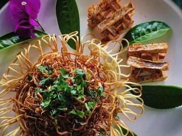 Beijing: Hutong Night Tour with Yunnan Dinner & Boat Ride