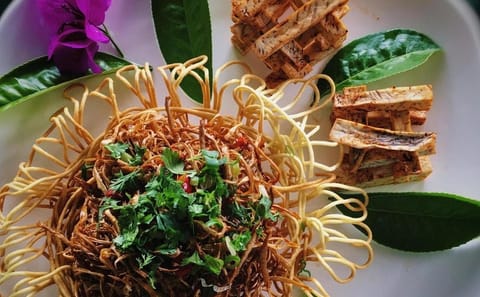 Beijing Hutong Night Tour with Yunnan Dinner and Boat Ride