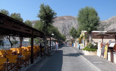 Private Family Tour of Fira and Kamari in Santorini
