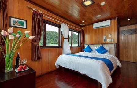 Halong Bay Deluxe 2-Day Cruise with Kayaking and Swimming