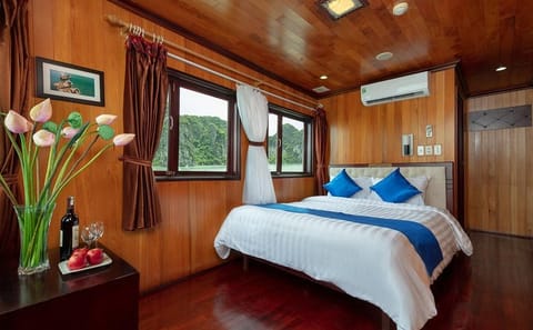 Halong Bay Deluxe 2-Day Cruise with Kayaking and Swimming