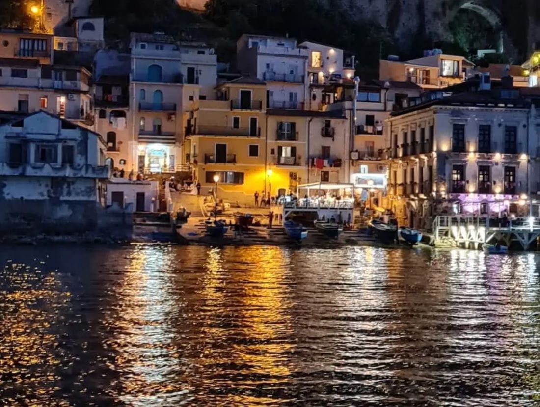 Tramonto sulle case colorate di Chianalea di Scilla lungo la Costa Viola