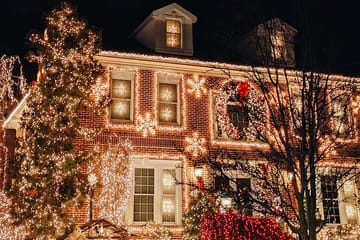 Explore New York City Contrasts and Dyker Heights Lights Tour