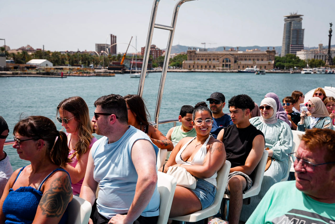 Barcelona Boat Cruise & Guide Walking Tour With Twist 10