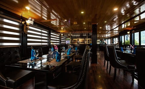 Luxury Boutique Cruise in Halong & Lan Ha Bay (2D1N)