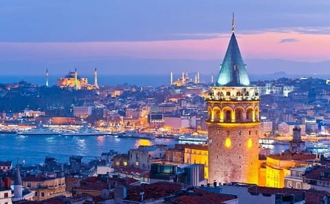Small Group Tour of Istanbul's Spice Bazaar and Bosphorus Cruise