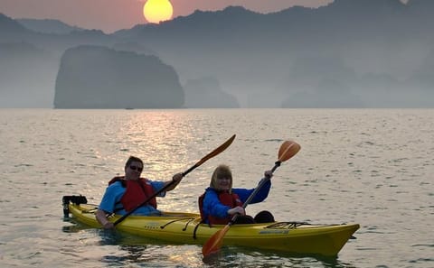 Halong Bay Luxury 2-Day Cruise with Kayaking and Island Visit