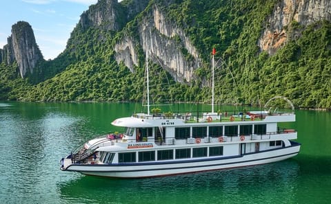 Luxury Ha Long Bay Day Tour – Best Selling with Kayak,Swim & Cave