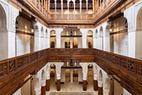 Traditional interior architecture of the Medina of Fez, with carved arches, cedar balconies and Arab-Andalusian décor, in the heart of a UNESCO-listed site.