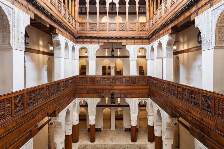 Traditional interior architecture of the Medina of Fez, with carved arches, cedar balconies and Arab-Andalusian décor, in the heart of a UNESCO-listed site.