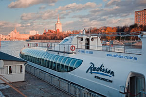 Moscow: City walking tour, lunch, metro & Boat trip