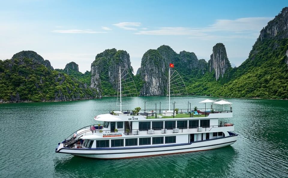Halong Bay Day Cruise from Hanoi: Buffet, Jacuzzi & Scenic Views