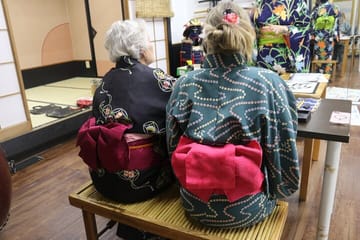 Japanese Calligraphy Class in Kimono near Osaka Castle