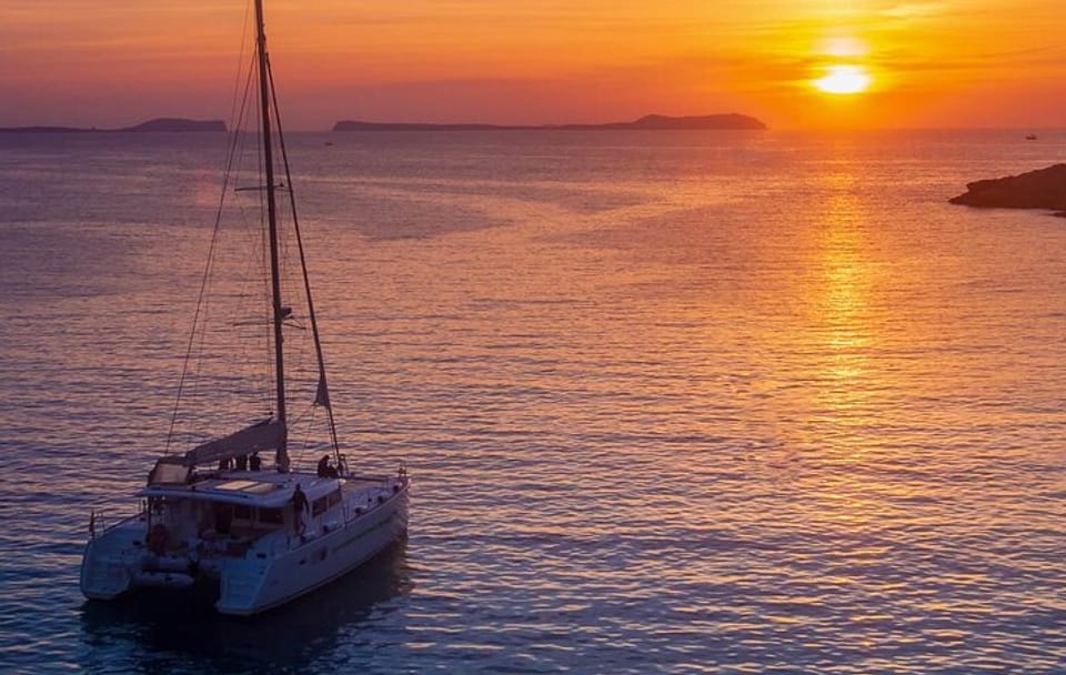 Santorini Sunset Cruise with Dinner and Scenic Stops