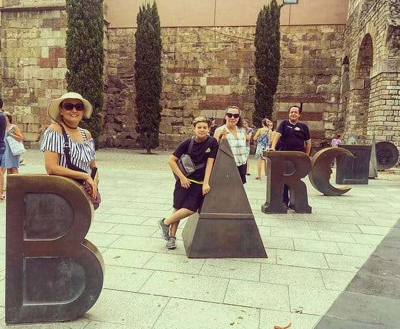 Barcelona Highlights and Secrets. Private Tour with a tapa &amp; drink included