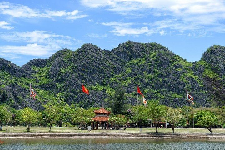 Ninh Binh Daily Tour: Hoa Lu- Am Tien Cave - Tam Coc- Bike - Bich Dong pagoda