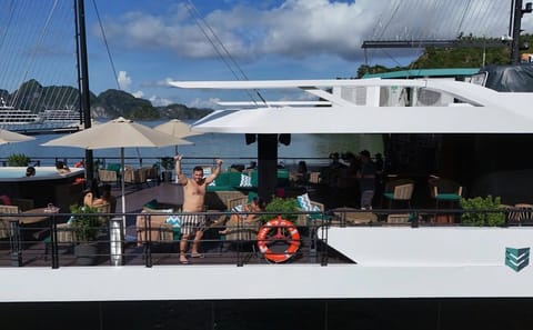 Luxury Day Cruise and Kayaking in Halong Bay