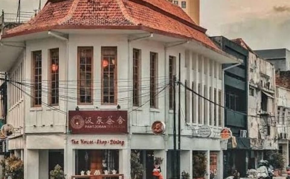 Walking Tour of Central Jakarta Using Public Transportation