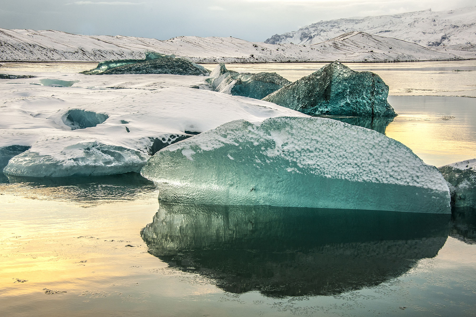 Beautiful icy green light at Glacier Lagoon