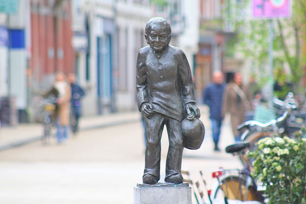Statue of the Kruikenzeiker in the City Detective game in Tilburg.
