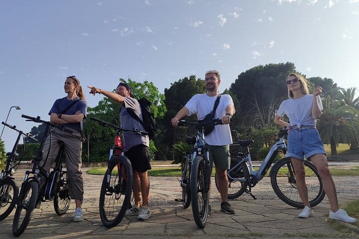 The group with their e-bikes on Montjuïc