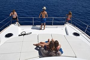 Morning tour with a Catamaran - Santorini