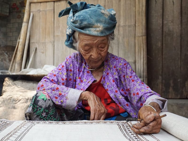 Sanya Li Brocade and Local Village Handcraft Experience with English Guide