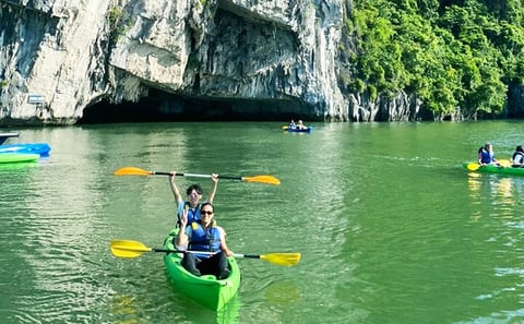 Ha long, Lan Ha bay day trip: lunch, kayak & entertainments