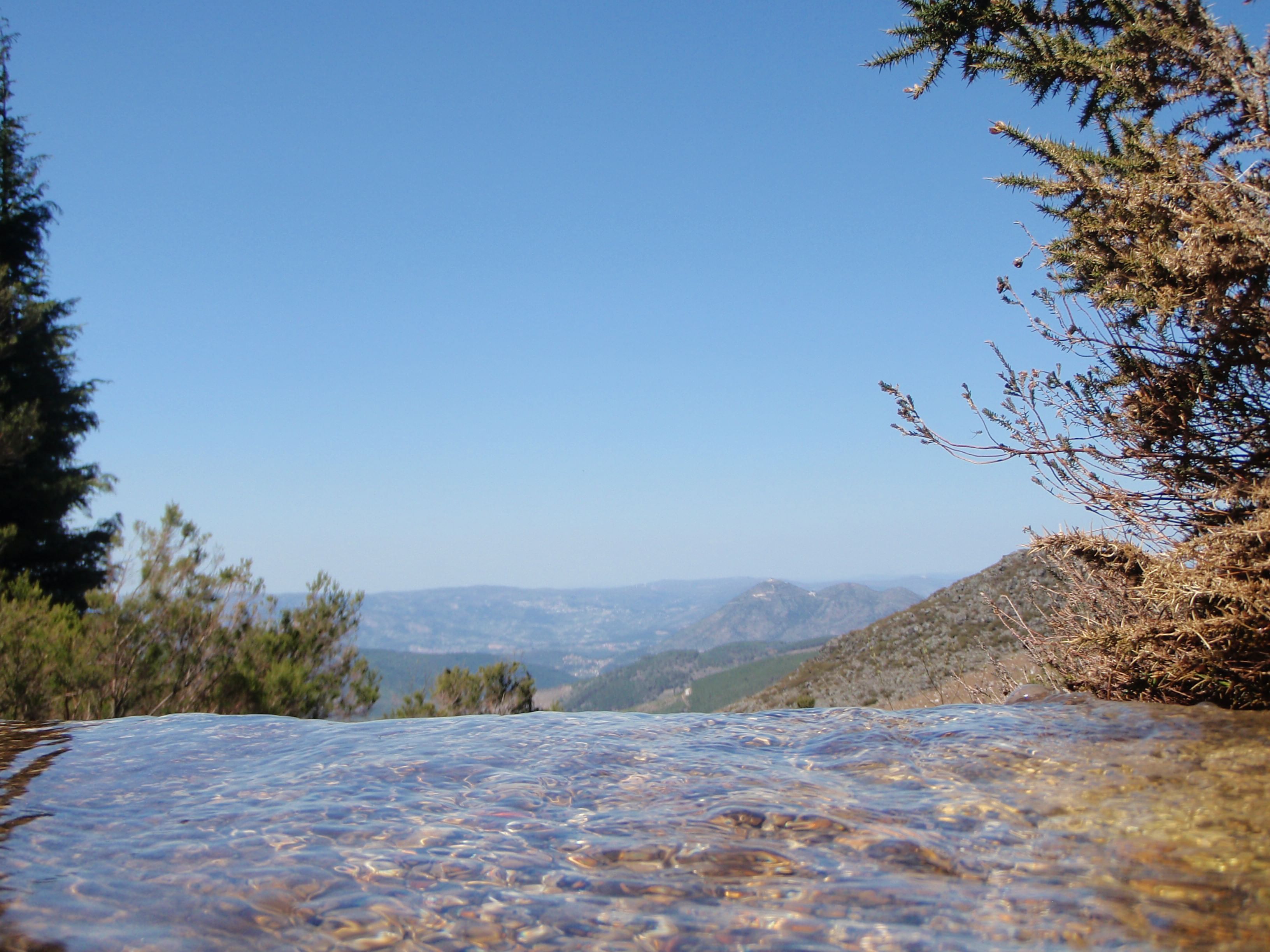 El Ribeiro fluye fluidamente en la Serra do Alvão