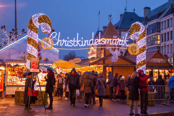 A entrada do Christkindelsmärik, o mercado de Natal mais antigo da França, na Place Broglie.