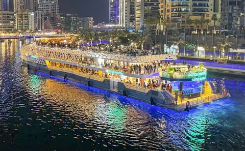 Dubai Dhow Cruise Tour of Marina and Jumeirah Beach