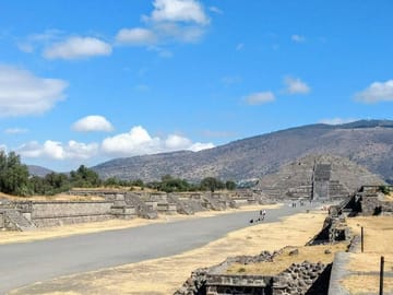 Private Layover Tour of Teotihuacan and Guadalupe Shrine in Mexico City