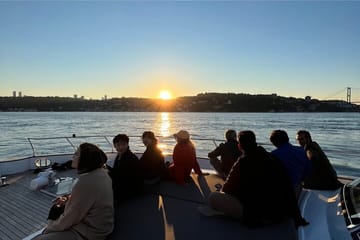 Private Yacht Swimming Tour along Istanbul's Coastline