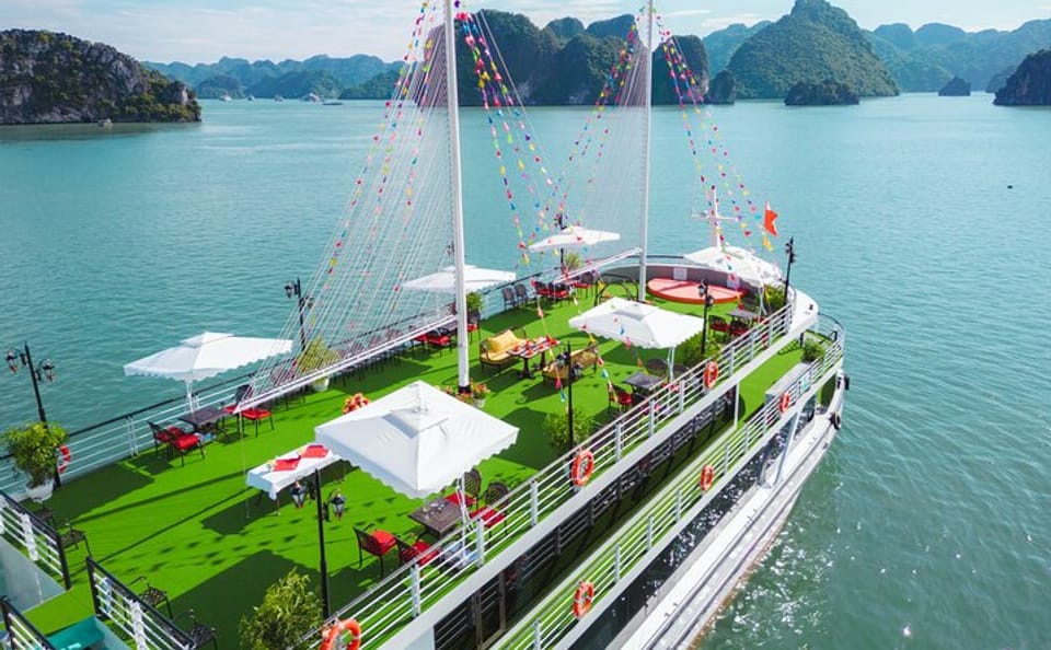 Luxury Ha Long Bay Cruise with Jacuzzi and Kayaking