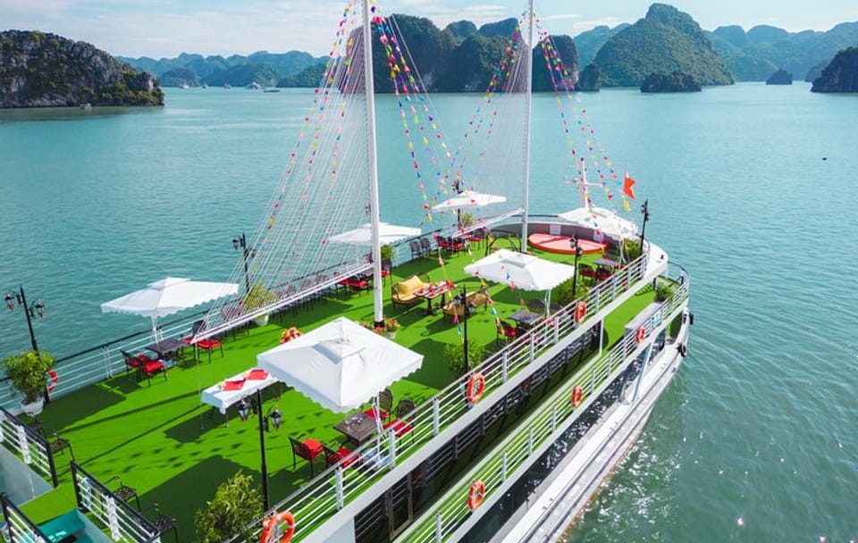 Luxury Ha Long Bay Cruise with Jacuzzi and Kayaking