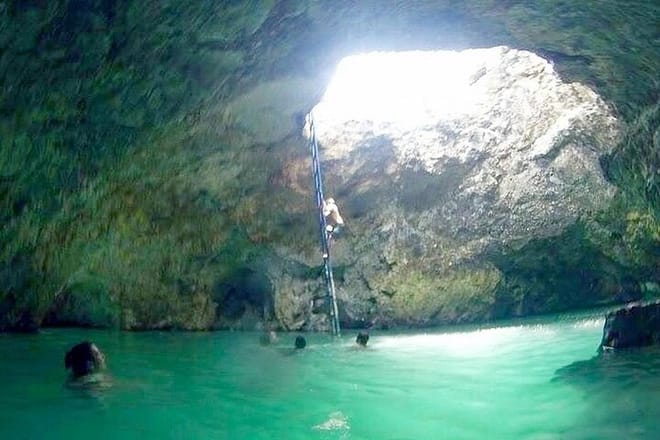 Blue Hole Mineral Spring and Rick's Cafe Sunset Tour 3