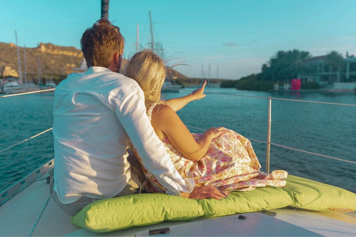 Happy couple celebrating private day tour on sailing yacht with Maxie Sailing Curacao