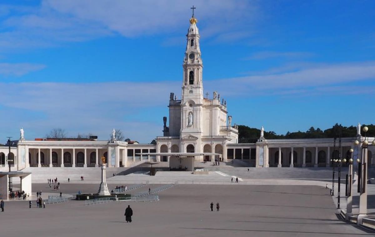 Lisbon Day Trip: Fátima, Nazaré, and Óbidos Tour