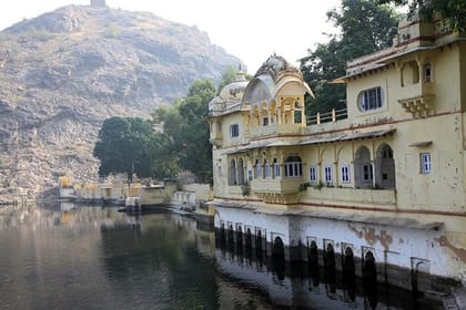 2 Days Bundi Privete Tour from Jaipur with Pottery and Crafts (Theekarda)Village