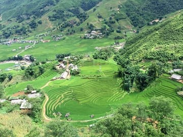 From Hanoi: 2-Day Sa Pa Homestay Trekking Tour by Cabin Bus