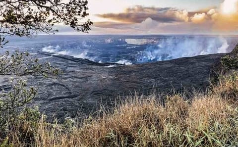 Hilo Volcanoes and Waterfalls Day Tour from Kona