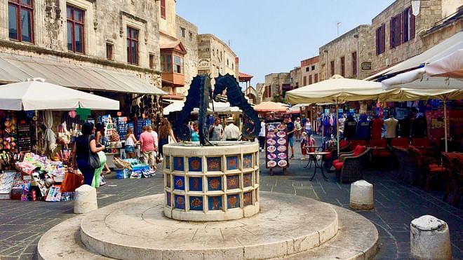 Fontaine sur la place de la vieille ville, Rhodes, Grèce