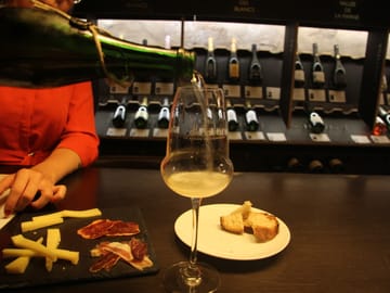 Champagne Tasting Lunch and Walking Tour in Saint-Germain-des-Prés