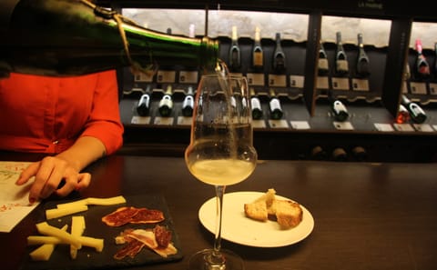 Champagne Tasting Lunch and Walking Tour in Saint-Germain-des-Prés