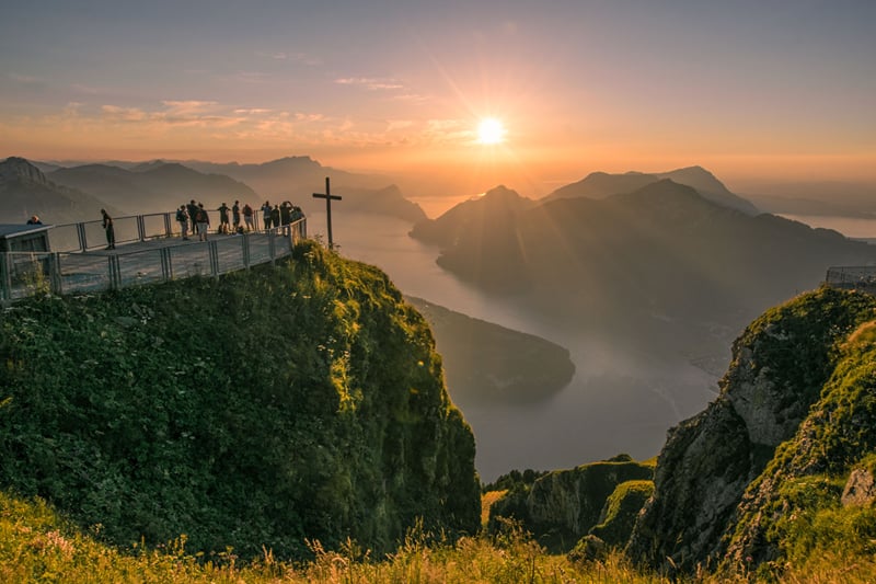 O alto do Fronalpstock ao pôr do sol, com o lago dos Quatro Cantões entre as montanhas.