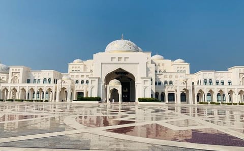 Abu Dhabi Cultural Tour: Sheikh Zayed Mosque and Emirates Palace