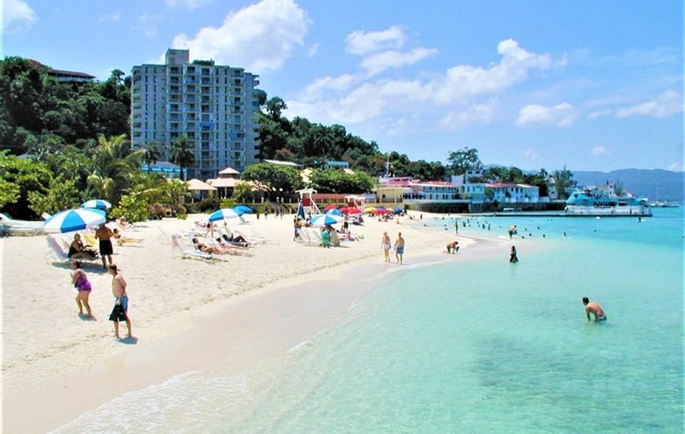 Montego Bay Shore Excursion: Doctor's Cave Beach and City Tour