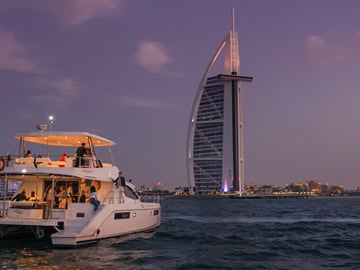 Dubai Dhow Cruise Tour of Marina and Jumeirah Beach
