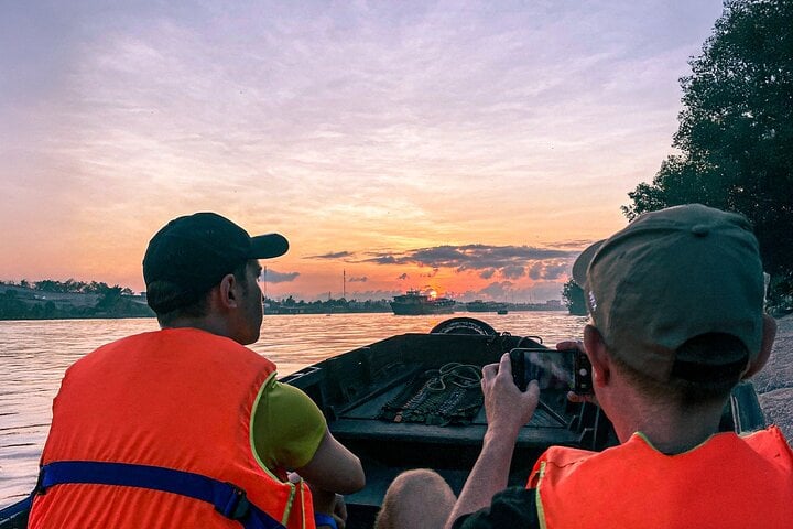 A peaceful sunrise on the way to the floating market