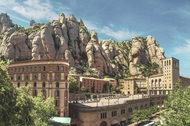 Private tour to Montserrat. The most complete tour, Cable car &amp; meal included
